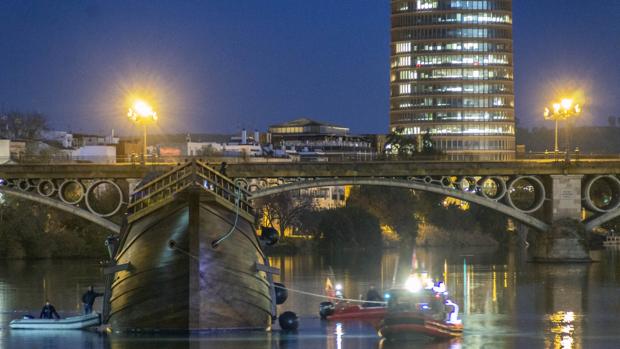 La réplica de la Nao Victoria 500 ya está atracada en el río Guadalquivir junto a la Torre del Oro