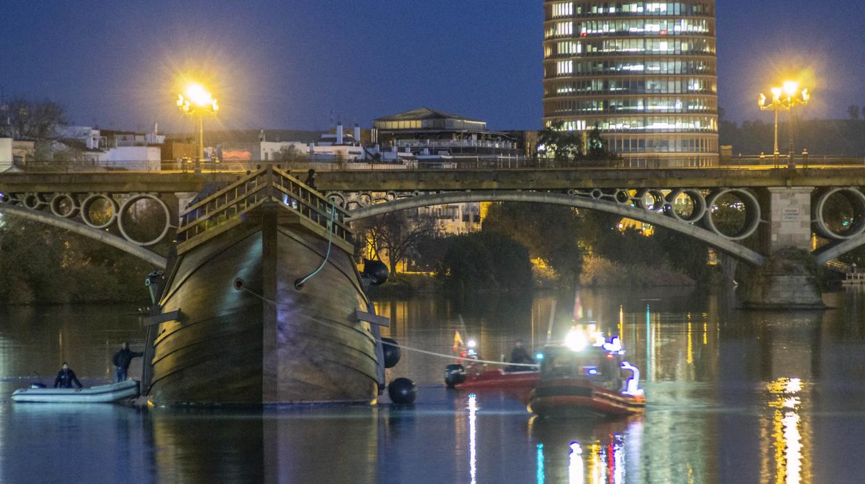 Llegada de la Nao Victoria llega hasta la Torre del Oro, donde permanecerá atracada como museo flotante