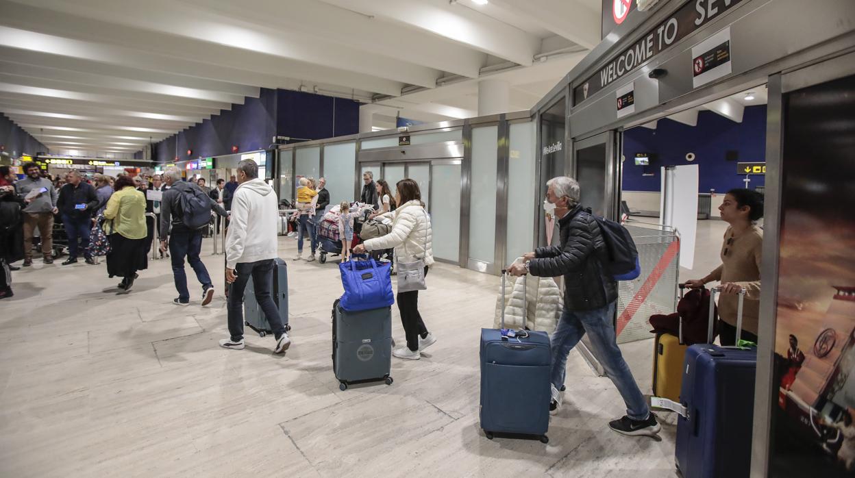 Varias personas llegan al aeropuerto de Sevilla, que contará a lo largo de este año con reconocimiento facial