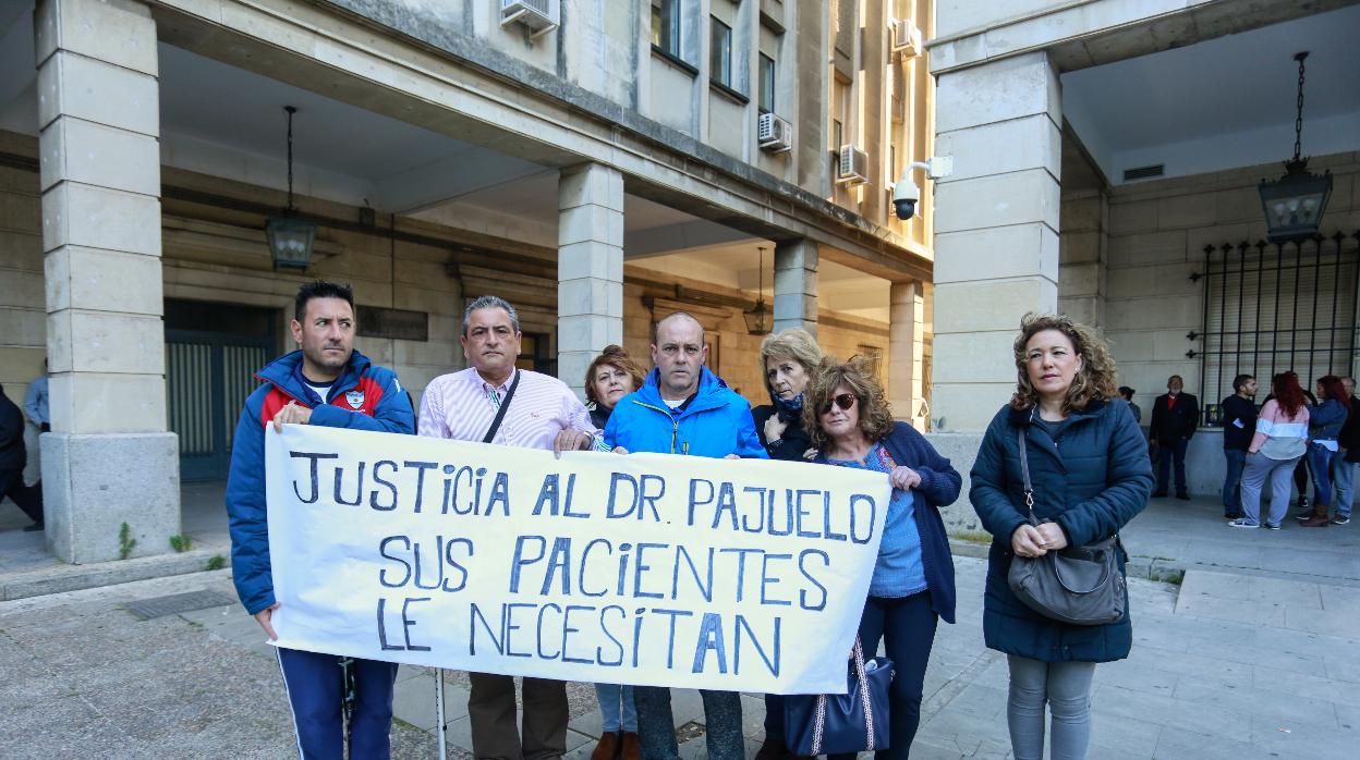 Pacientes del doctor Pajuelo muestran su apoyo al médico a las puertas de los juzgados del Prado