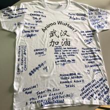 Camiseta que la planta 17 le dejó al equipo médico del Gómez Ulla