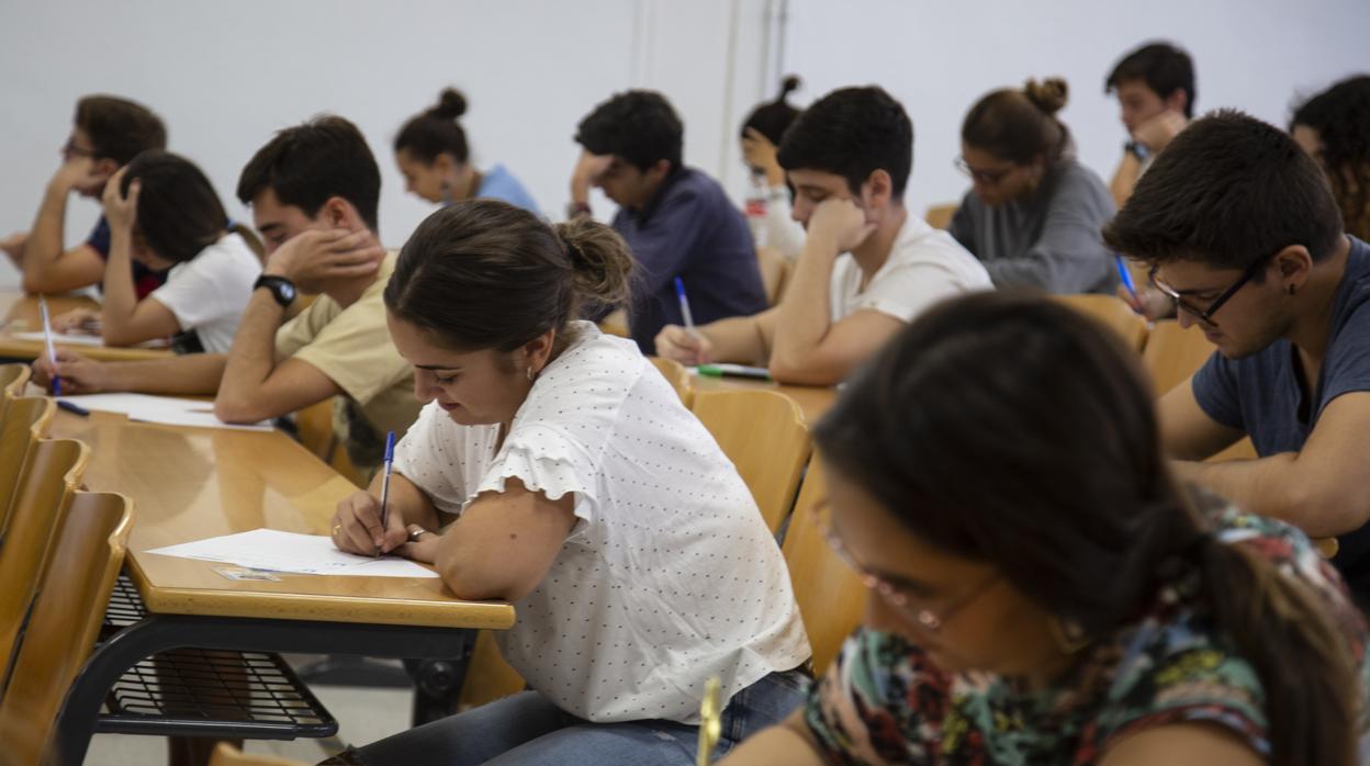 Alumnos realizando la prueba de Selectividad en a Universidad de Sevilla