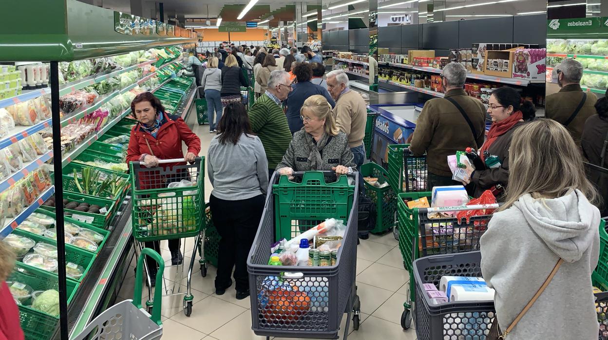 Los pasillos de los supermercados están repletos de gente estos días