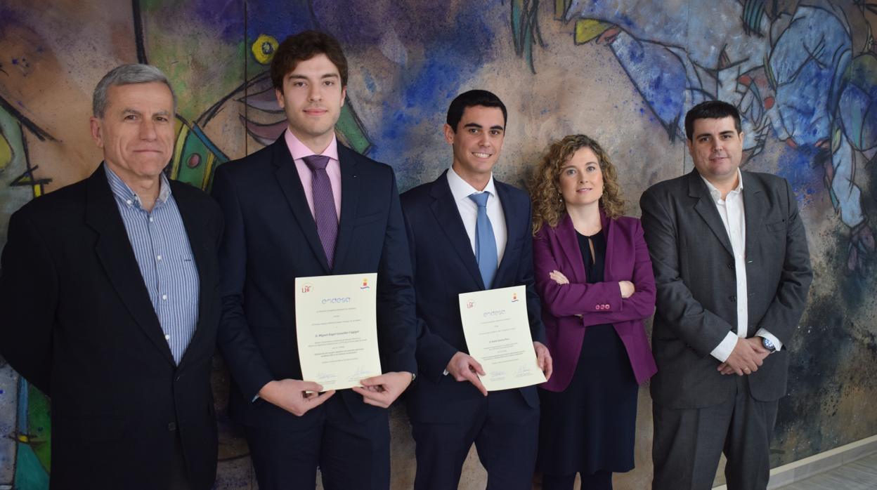 El ingeniero Darío Gavira, acompañado por el director de la Cátedra Endesa, Antonio Gómezy el también premiado Miguel Ángel González (izda.) e Inmaculada Prieto y Jacob Rodríguez de E-distribución (dcha.)