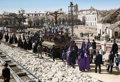 La cofradía del barrio de los toreros el 2 de abril de 1924 pasando por el puente de San Bernardo todavía en obras para instalar los raíles del tranvía. Al fondo, la parroquia de San Bartolomé