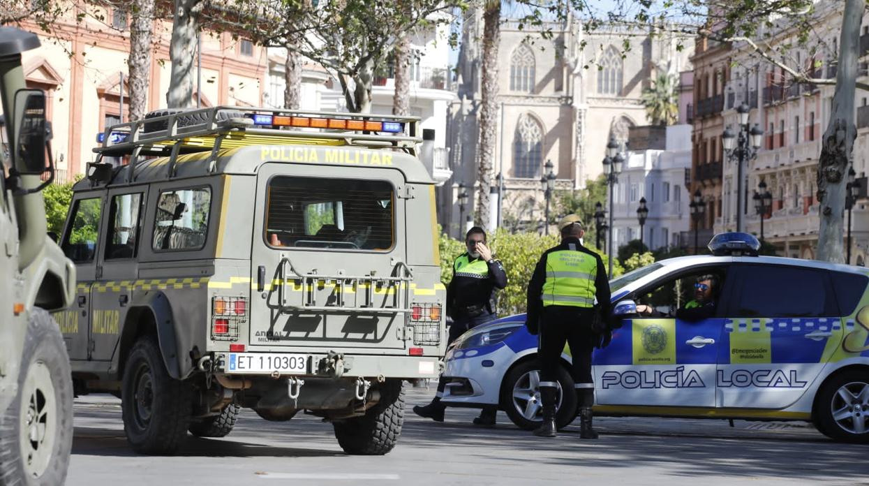 La UME haciendo controles con la Policía Local en la zona monumental de Sevilla este lunes