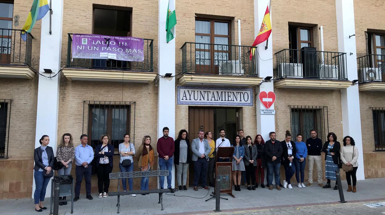 Minuto de silencio de la corporación municipal de Aznalcóllar, donde se ha registrado el único crimen machista en Sevilla en lo que va de año