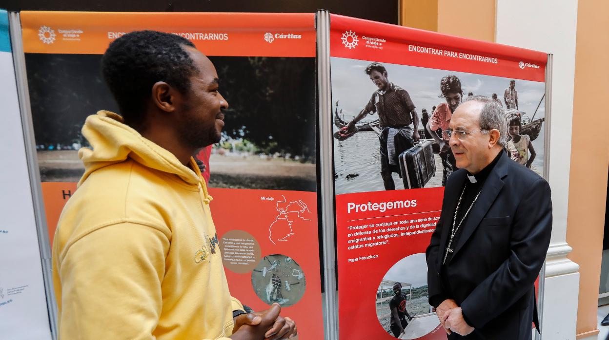 Monseñor Asenjo inaugura una exposición de Cáritas Diocesana de Sevilla en el Ayuntamiento