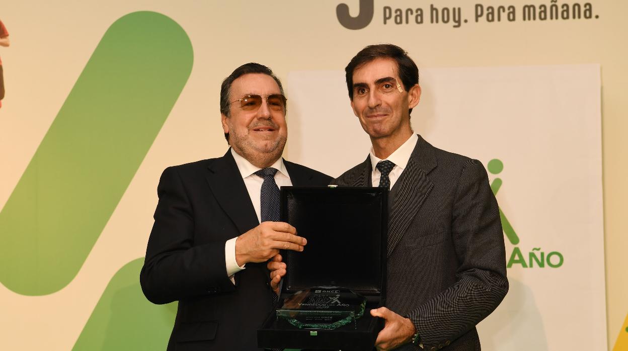 El presidente de la ONCE, Miguel Carballeda, entrega al sevillano Gonzalo Carande el premio al mejor vendedor en Andalucía en 2019