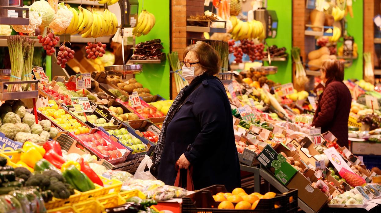 Una mujer haciendo la plaza en el mercado de Triana