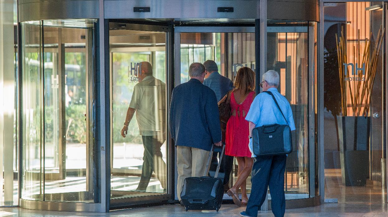 Clientes en la puerta de un hotel de Sevilla