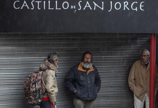 Personas sin hogar en la calle, junto a la plaza de abastos de Triana