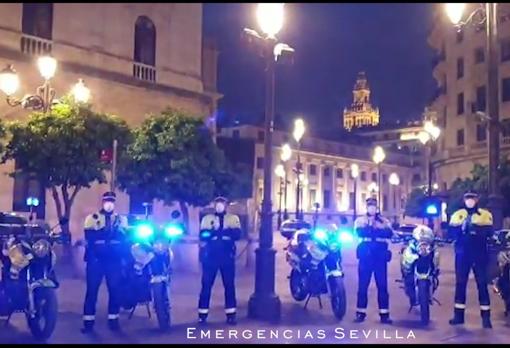 Policía Local de Sevilla aplaudiendo en Plaza Nueva