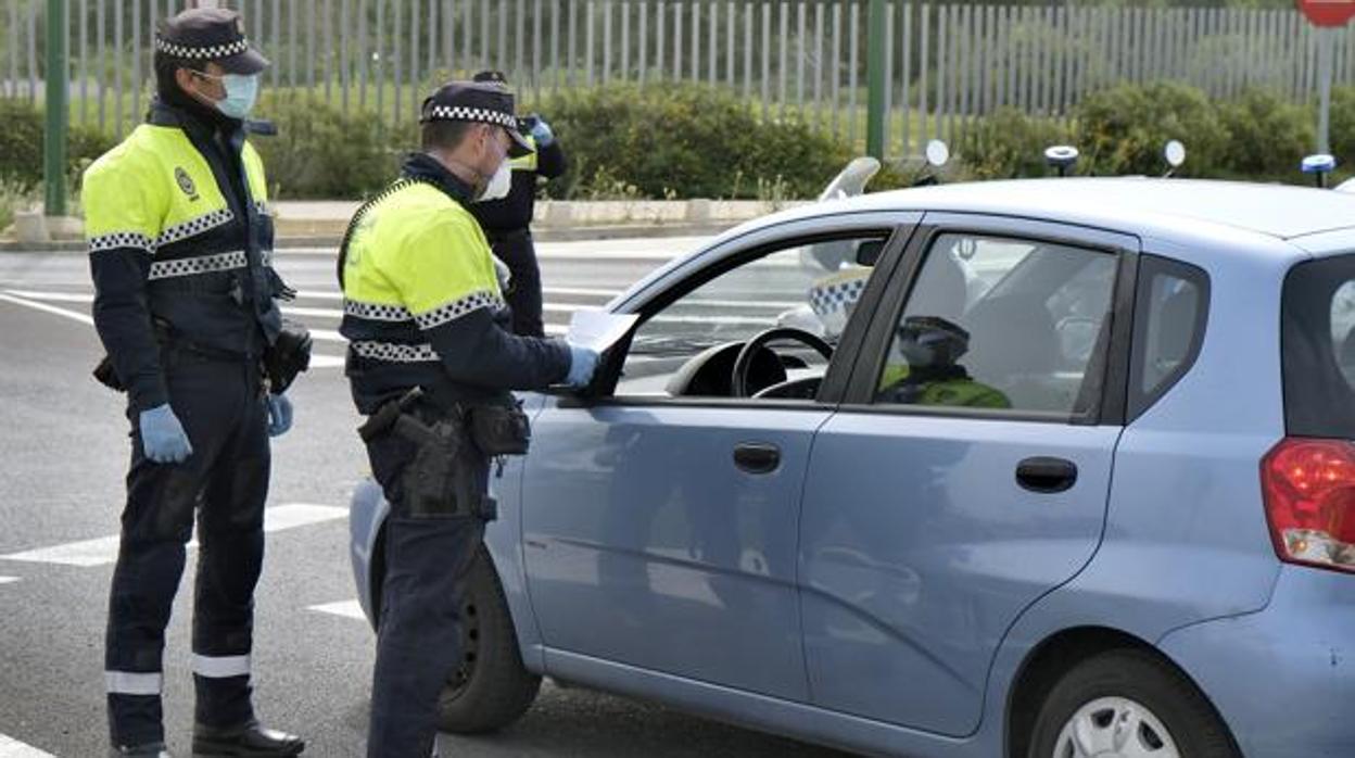 Agentes de Policía Local de Sevilla controlando el trasiego de vehículos en el estado de alarma