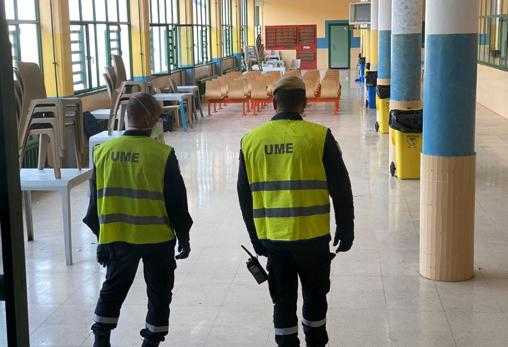 Dos miembros de la UME en el interior de Sevilla II