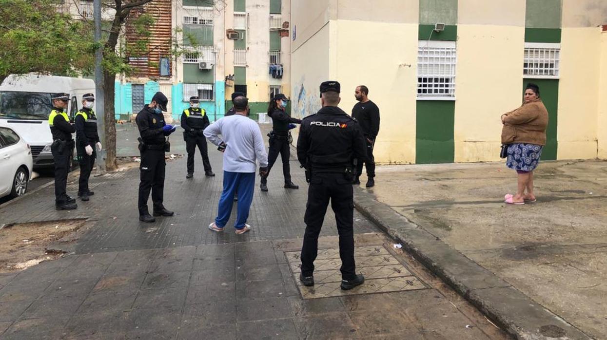 Agentes de la Policía Nacional y de la Local, en controles en las Tres Mil este viernes