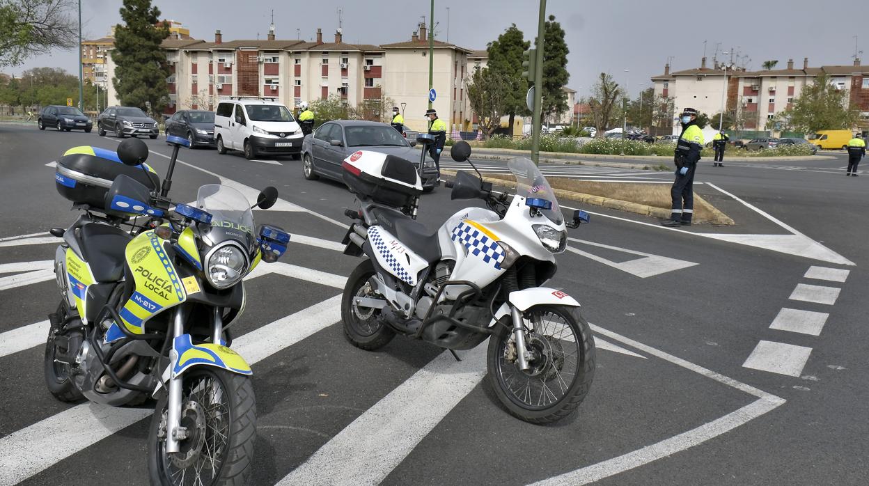 Policía Local, trabajando en la glorieta de acceso a Pineda