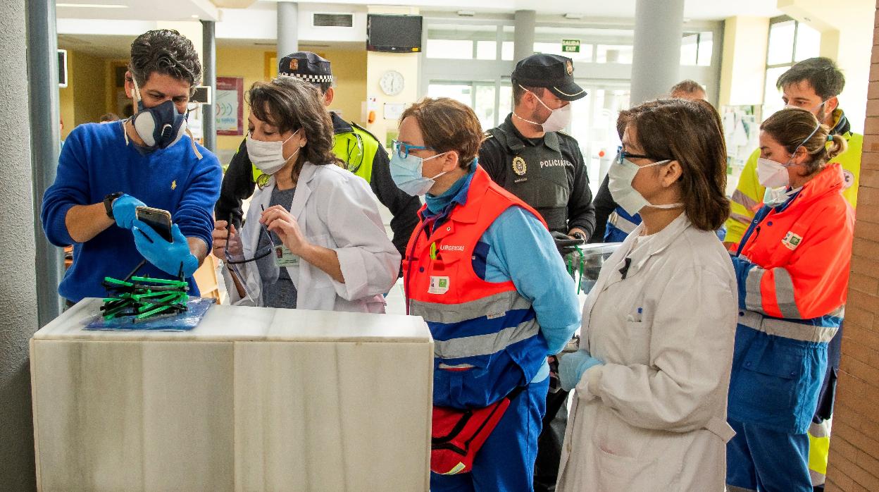 Sanitarios en un centro de salud sevillano