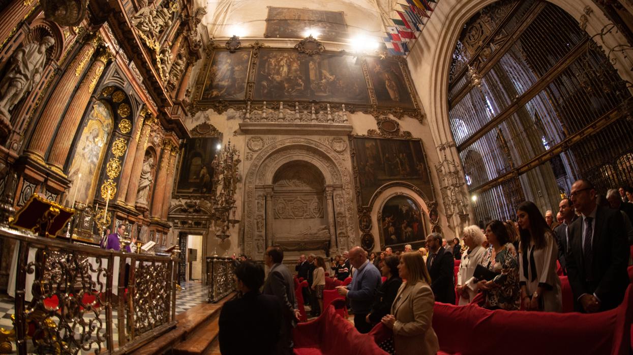 Celebración en la capilla del Bautismo de la Catedral de Sevilla