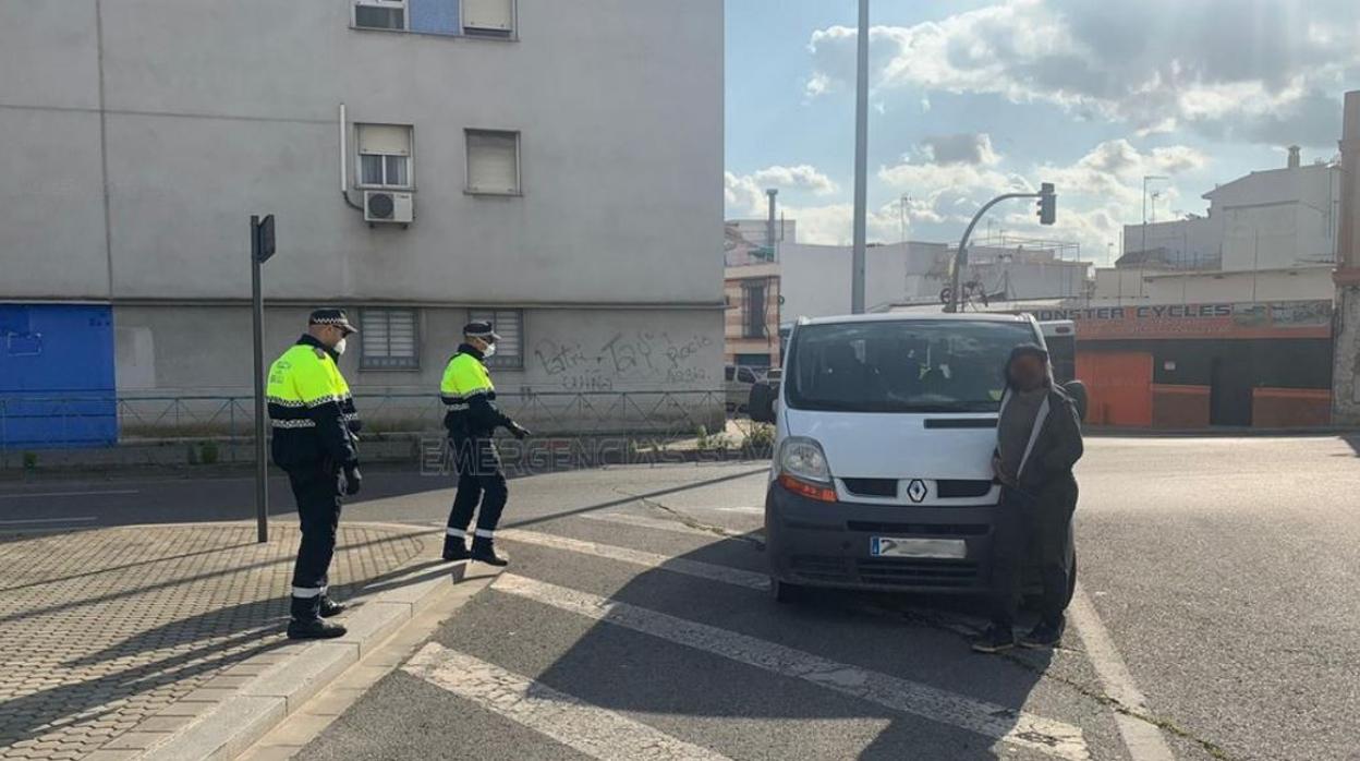 Furgoneta interceptada en la glorieta de acceso a Torreblanca