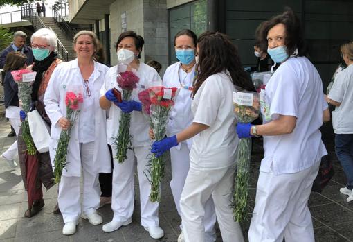 Los profesionales recogen sus ramos en el cambio de turno del hospital