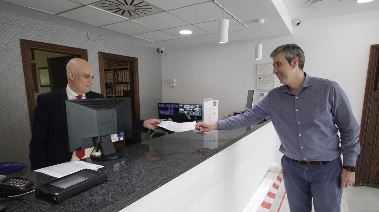 El responsable del hotel Bellavista, Pedro Agudo, junto a un repcecionista