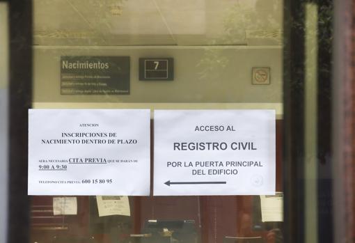 Carteles colocados por los funcionarios del Registro Civil