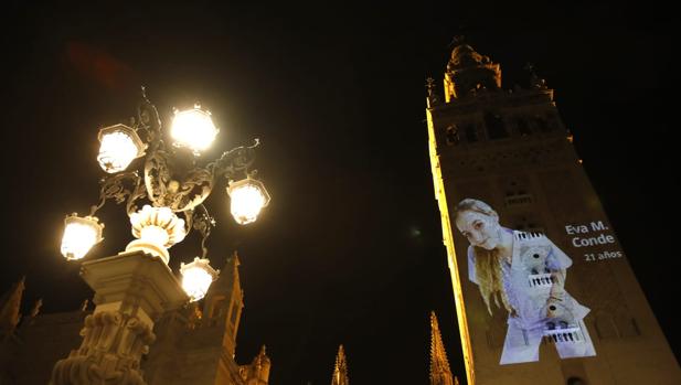 La Giralda también rinde homenaje a quienes combaten el Covid-19