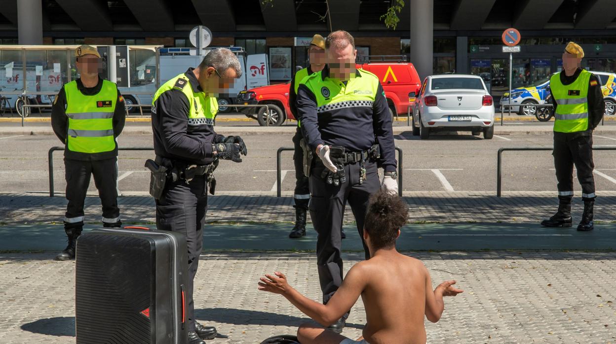 La Policía Local llama la atención a un ciudadano belga sin residencia que descansaba al sol junto a la estación de Santa Justa