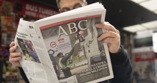 Un lector con un ejemplar de ABC en las manos