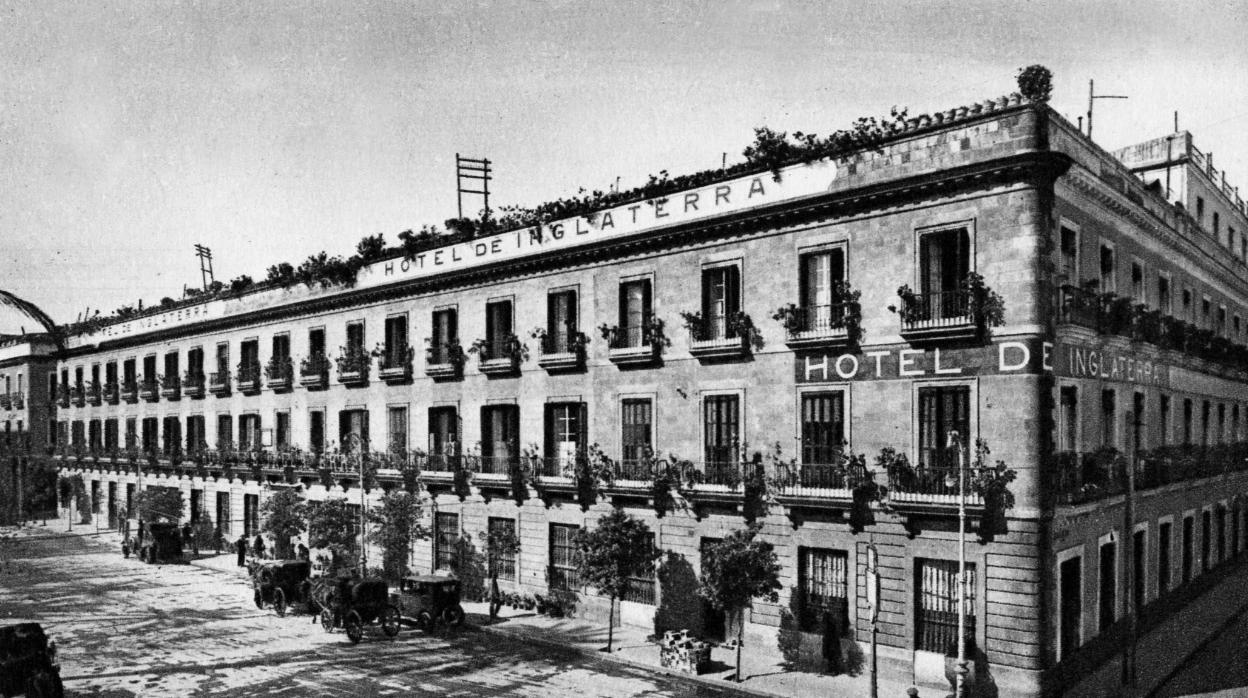 Foto de principios del siglo XX con el edificio primitivo del hotel Inglaterra