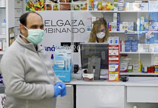 Un cliente en una farmacia