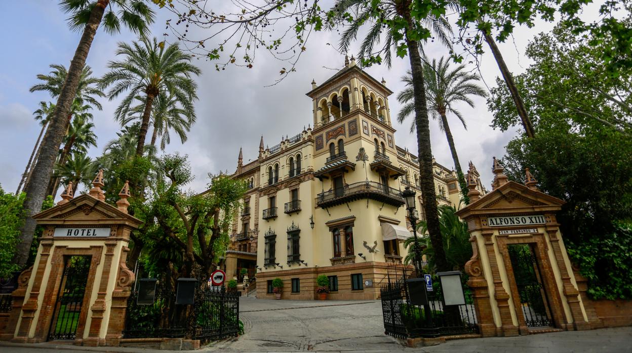 El hotel Alfonso XIII permanece cerrado por el estado de alarma decretado por el Gobierno