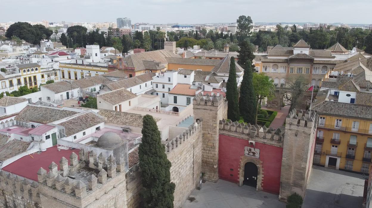 El Alcázar, a vista de pájaro, con la Puerta del León vacía