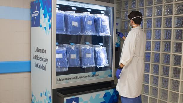 Revientan la máquina dispensadora de pijamas de la cuarta planta del Virgen del Rocío