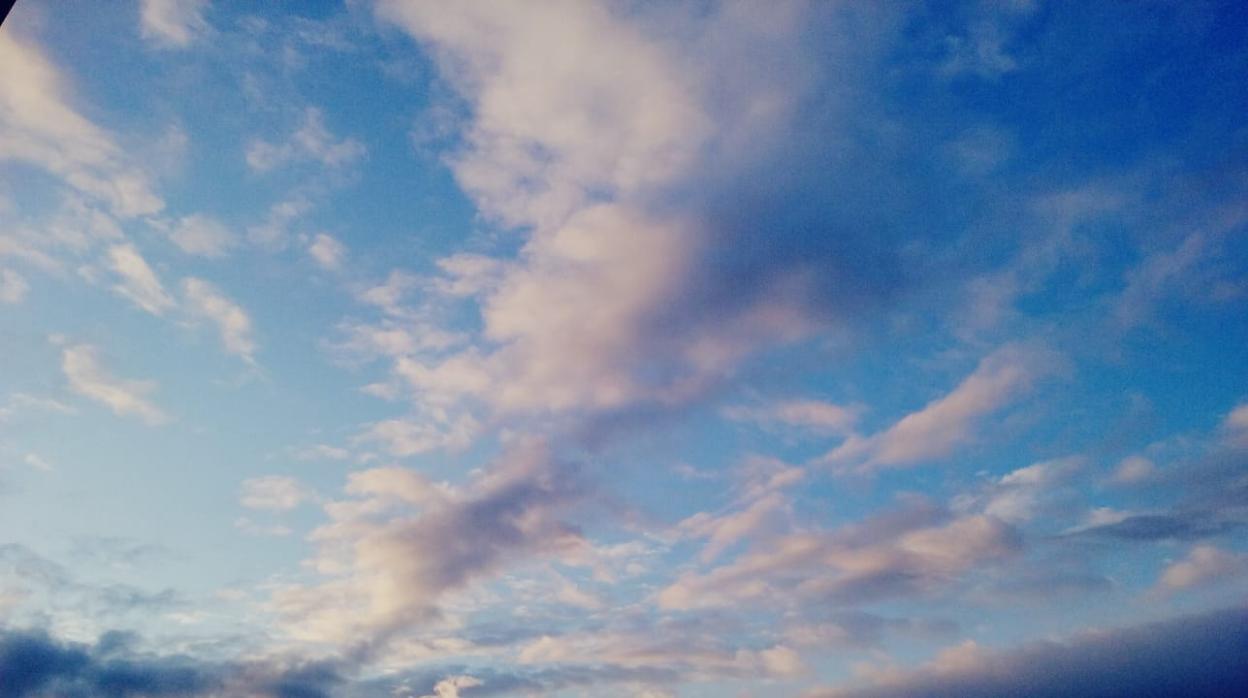 Nubes altas sobre el cielo de Triana al amanecer de este jueves 2 de abril