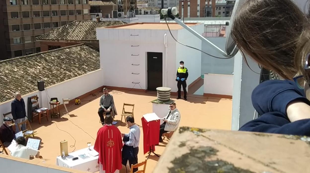 La Policía cancela una misa en la azotea de una iglesia en Triana