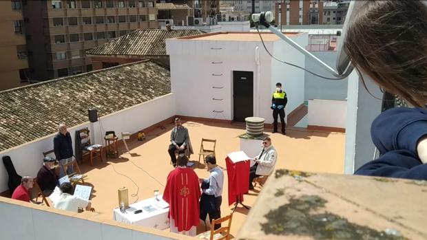 La Policía cancela una misa en la azotea de una iglesia en Triana