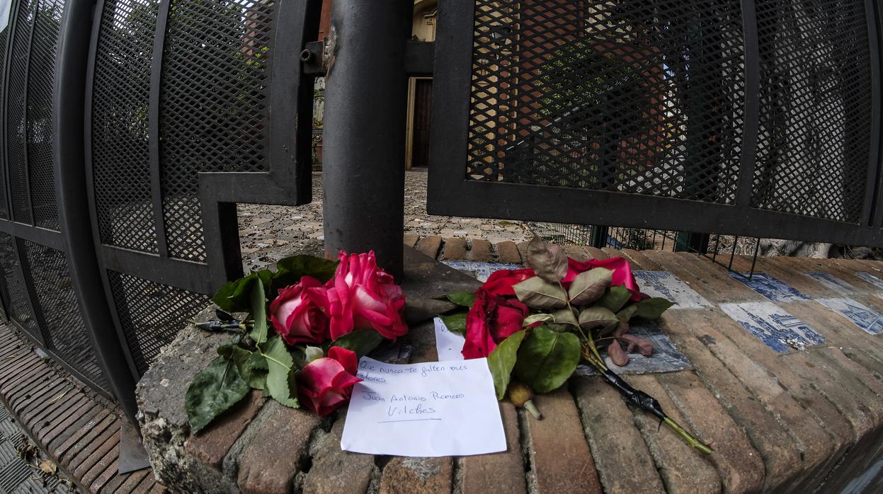 Rosas con mensaje en la cancela de San Jacinto el Domingo de Ramos