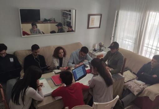 La familia Galán-Molina estudiando, leyendo y trabajando en el salón de su casa