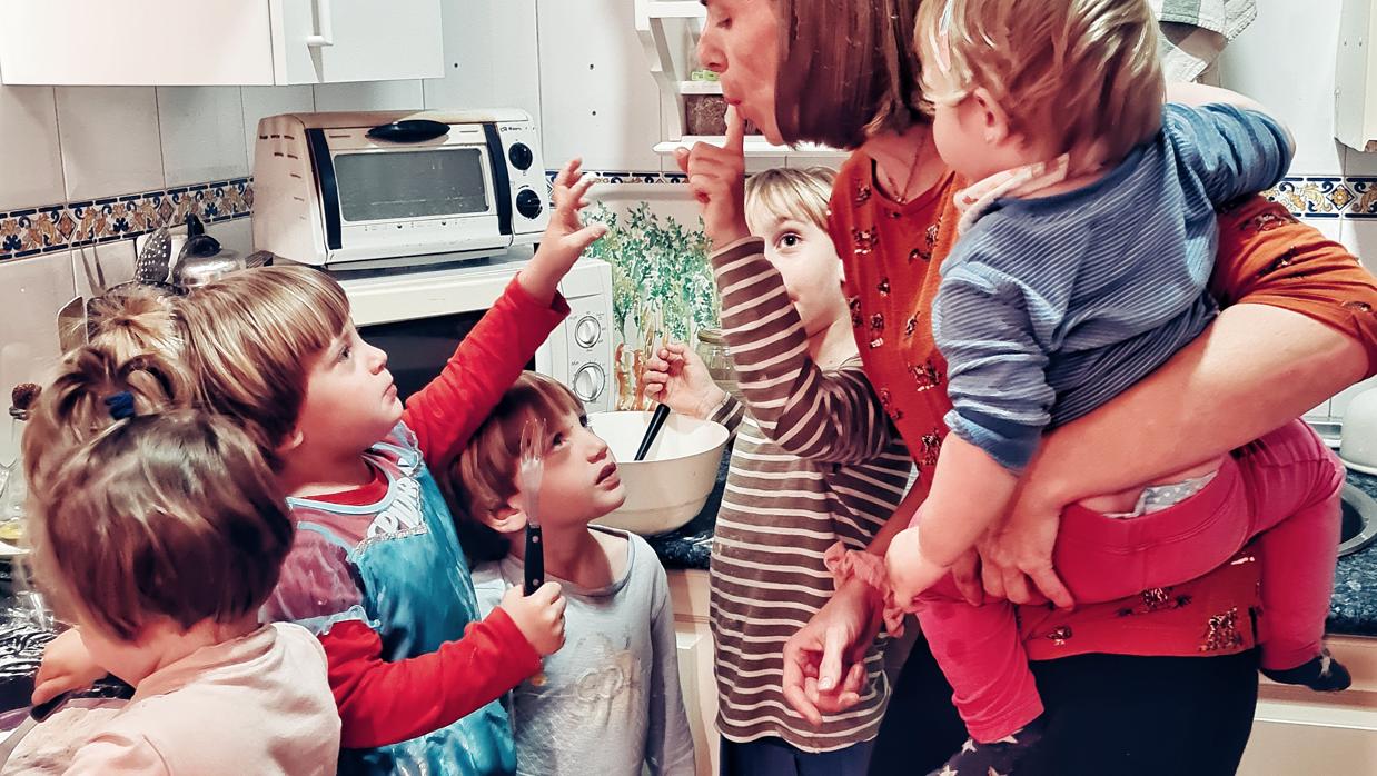 Patricia Lomas con sus cinco hijos cocinando en su casa