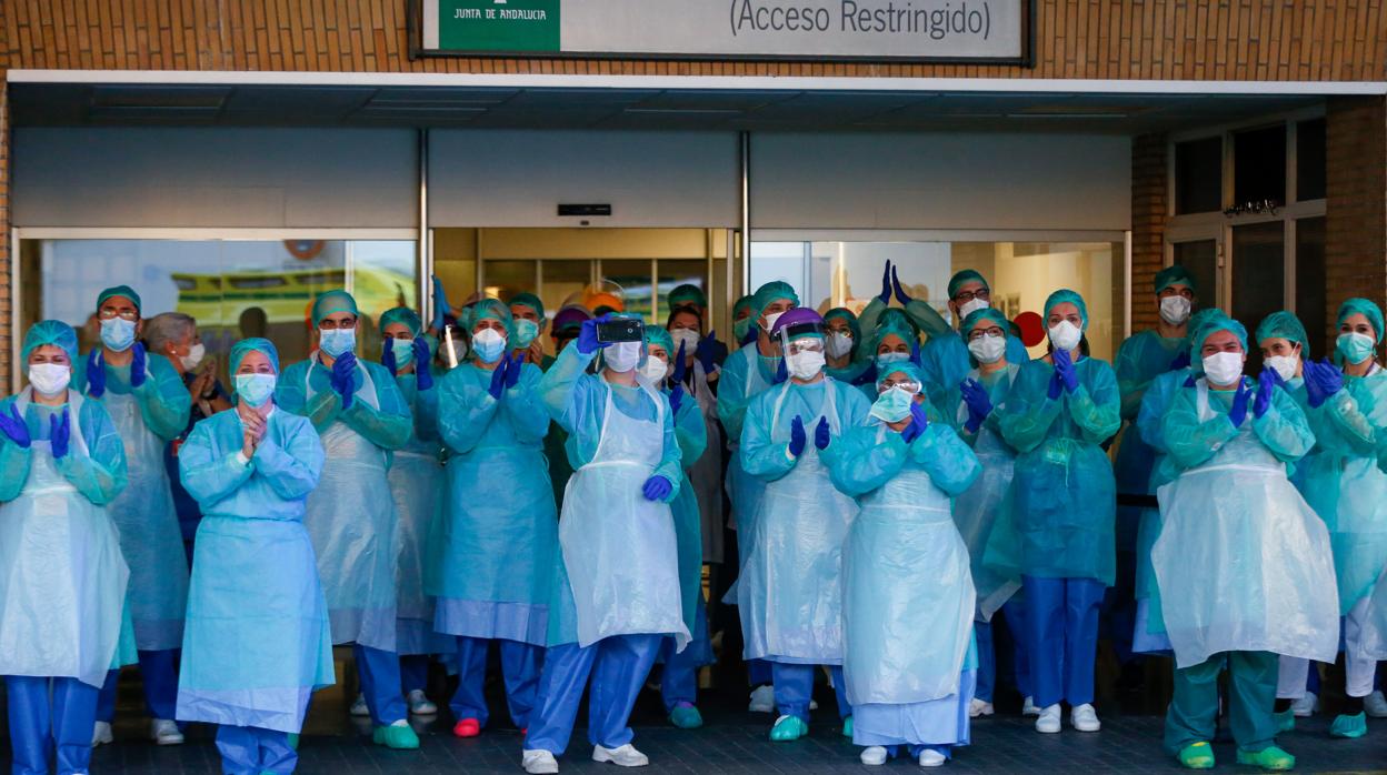 Profesionales del Virgen del Rocío durante un aplauso solidario