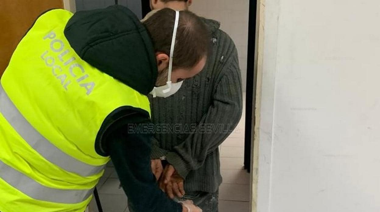Un agente procede a esposar a uno de los detenidos