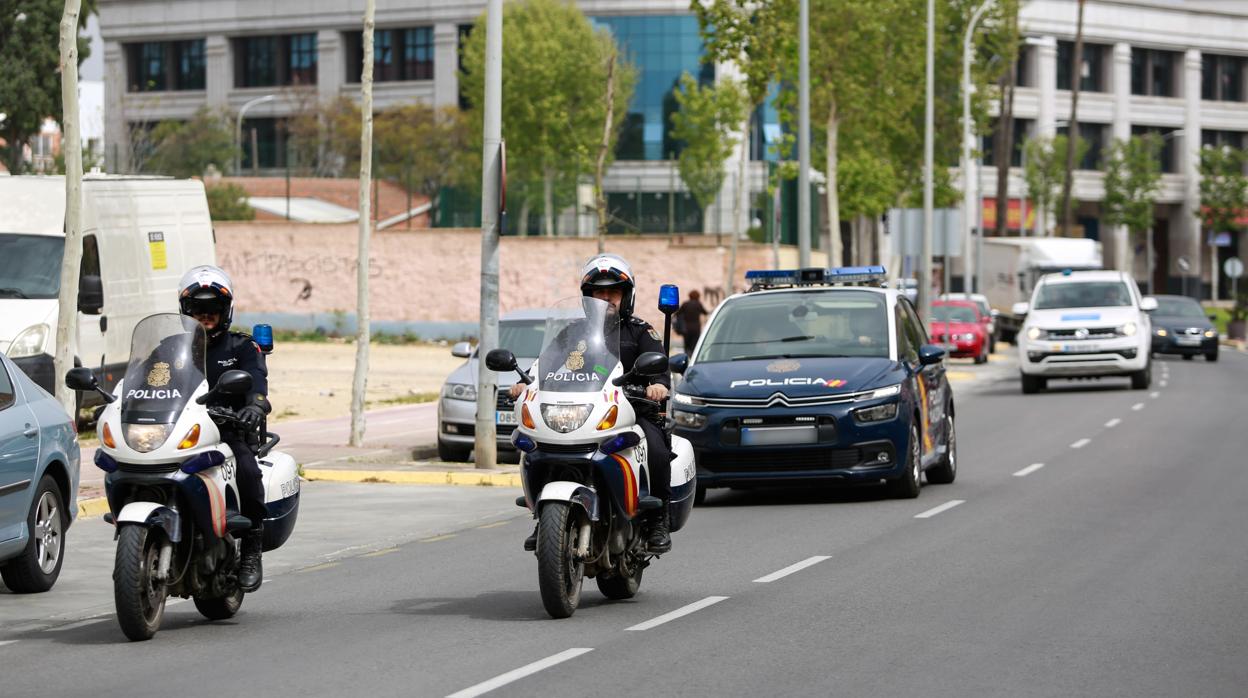 Policía Nacional patrullando las calles de Dos Hermanas