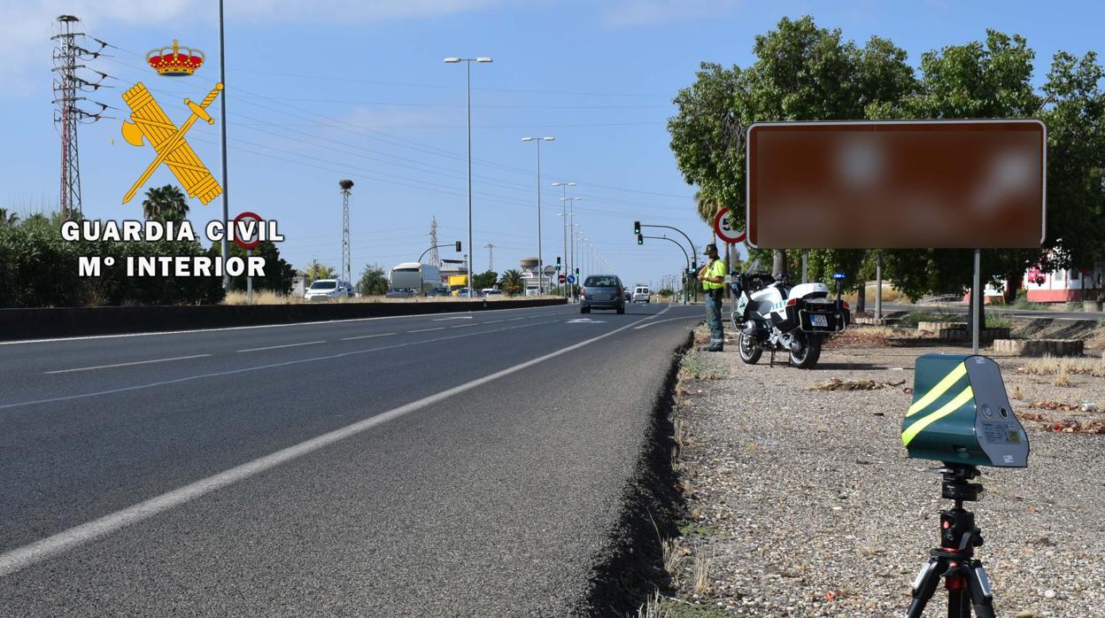 Imagen de archivo de un control de velocidad de la Guardia Civil en carretera