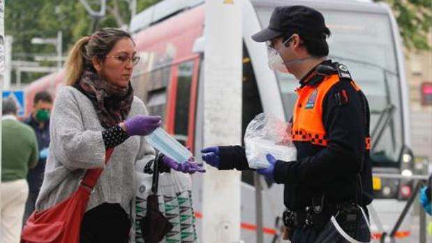 Arranca el reparto sin incidentes de las primeras 22.000 mascarillas en paradas de bus y estaciones de Sevilla