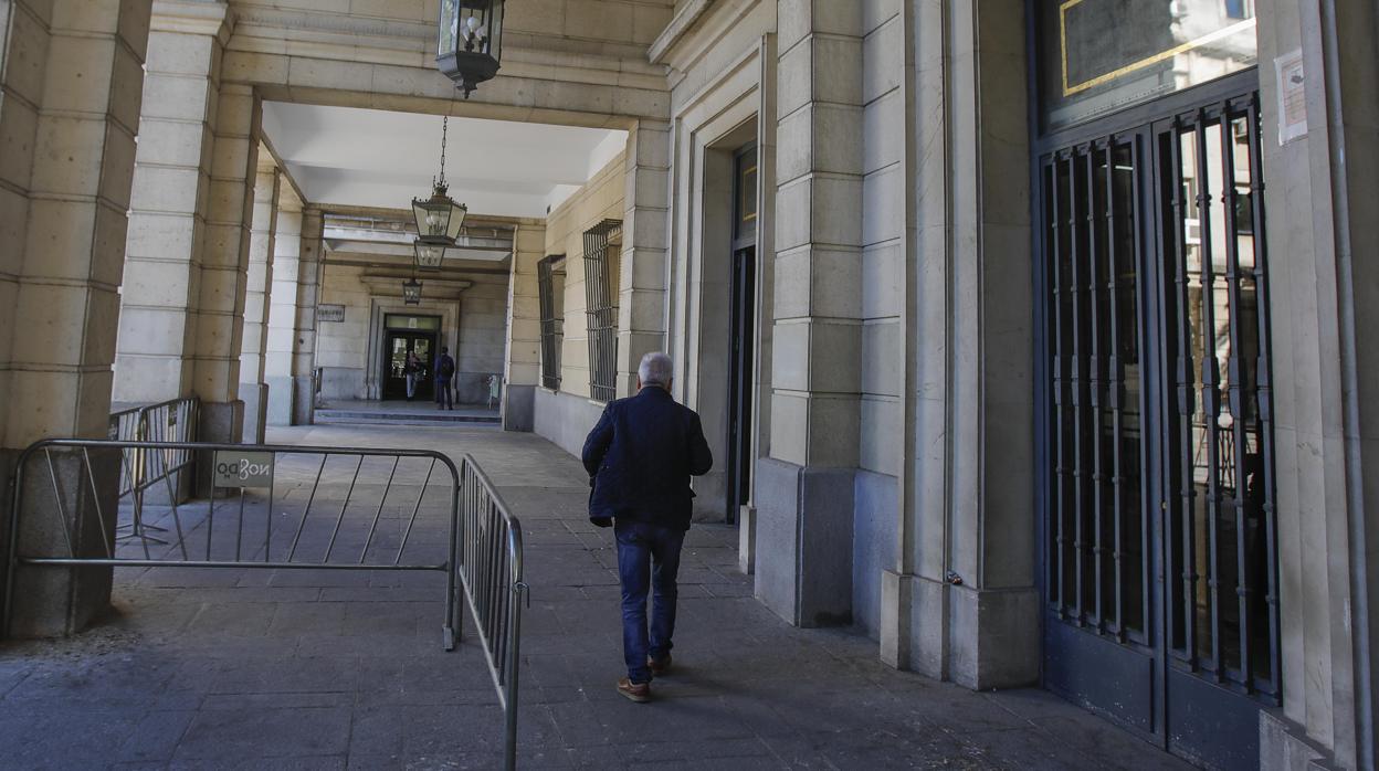 Puertas de acceso a la Audiencia de Sevilla