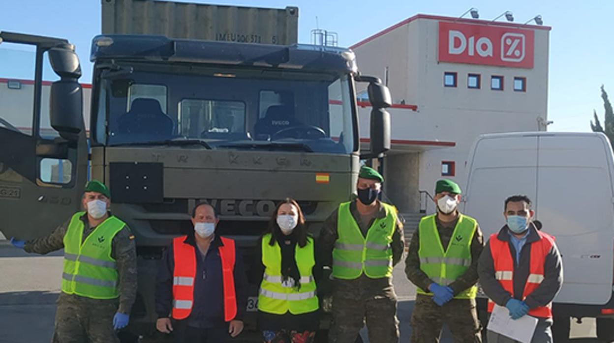 DIA dona diez palés de productos al Banco de Alimentos con la ayuda del Ejército de Tierra