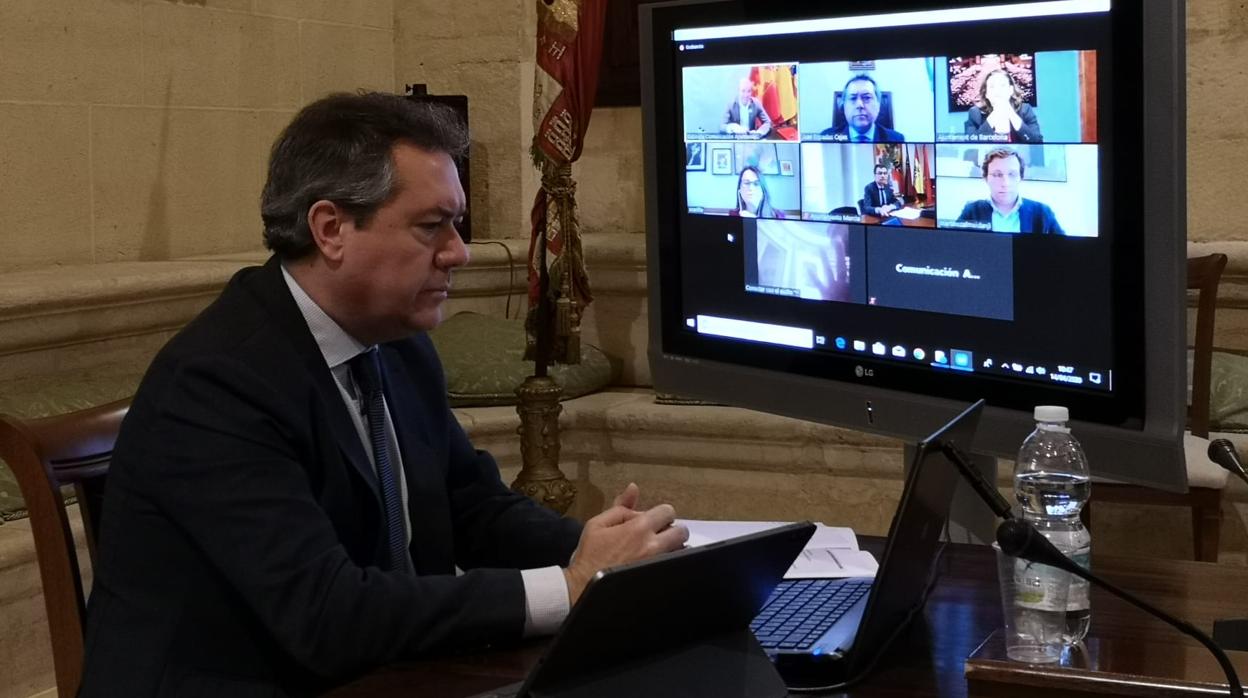 El alcalde de Sevilla, Juan Espadas, durante la videoconferencia con el resto de alcaldes