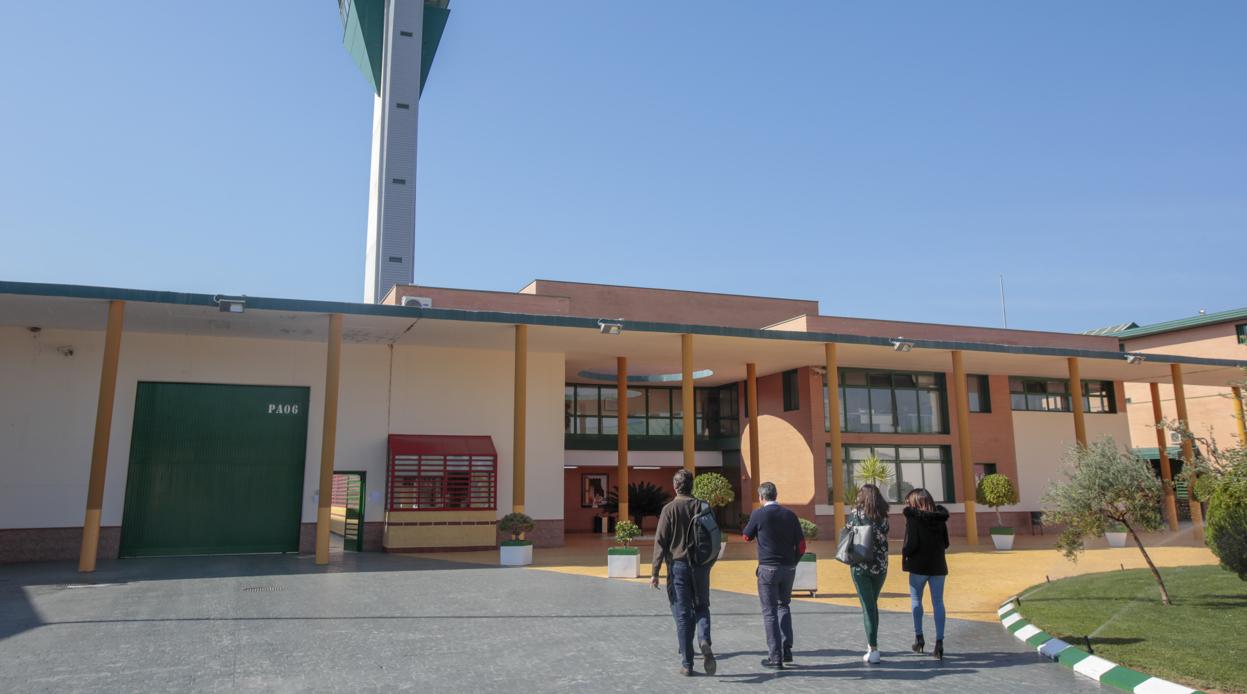 Patio de acceso al centro penitenciario de Sevilla II en Morón de la Frontera